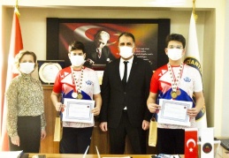 Ortaokul yıldız kulaçları, madalyaları topladı