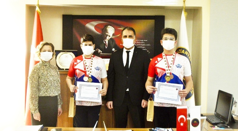 Ortaokul yıldız kulaçları, madalyaları topladı