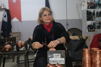 Ortaya çıkardığı eserlerle erkek ustalara taş çıkarıyor
