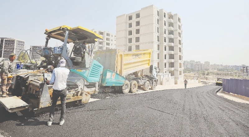 Osmangazi Mahallesi’nde asfalt çalışması yapılıyor
