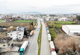 Osmaniye gişelerinde oluşan tır kuyruğu havadan görüntülendi