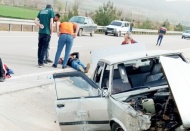 Osmaniye’de otomobil bariyerlere çarptı: 1’i ağır 4 yaralı