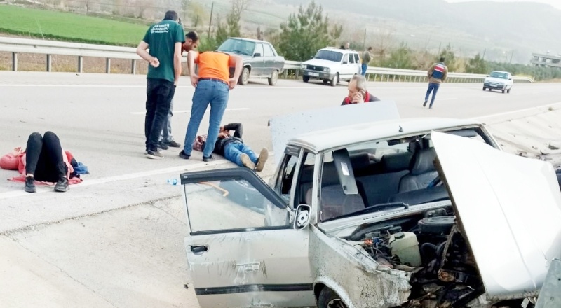 Osmaniye’de otomobil bariyerlere çarptı: 1’i ağır 4 yaralı