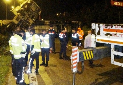 Osmaniye'de otoyolda zincirleme kaza: 3'ü polis 5 yaralı