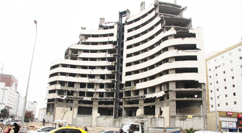 Otel binası tehlike yaratıyor