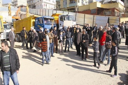 Otel inşaatı yola taşınca mahalleli çılgına döndü