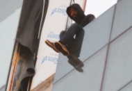 Otel inşaatına çıkan genç iki saatlik çabayla ikna edildi