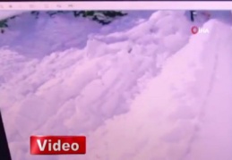 Otelin çatısından düşen kar kütlesi güvenlik kamerasına böyle yansıdı