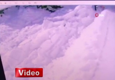 Otelin çatısından düşen kar kütlesi güvenlik kamerasına böyle yansıdı