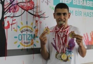 Otizmli Mesut yüzmedeki başarısı ve madalyaları ile dikkat çekiyor