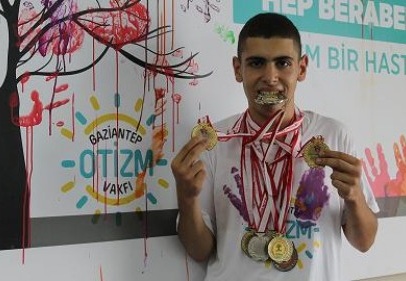 Otizmli Mesut yüzmedeki başarısı ve madalyaları ile dikkat çekiyor 