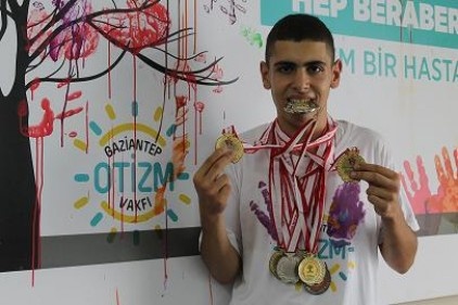 Otizmli Mesut yüzmedeki başarısı ve madalyaları ile dikkat çekiyor 