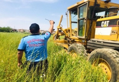 Otlar iş makinaları ile temizlenerek olası yangınları engelleniyor