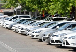 Oto galerilerinin kiralık ve satılık araçlarını kaldırıma park etmesi yasaklanıyor