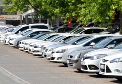 Oto galerilerinin kiralık ve satılık araçlarını kaldırıma park etmesi yasaklanıyor