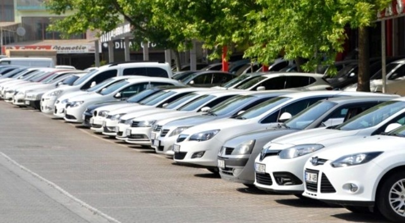 Oto galerilerinin kiralık ve satılık araçlarını kaldırıma park etmesi yasaklanıyor