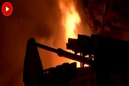 Oto sanayi sitesinde büyük yangın: 6 iş yeri küle döndü