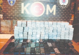 Otobüs bagajından 103 akıllı telefon çıktı