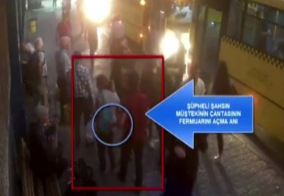 Otobüs durağında yankesicilik kamerada 