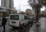 Otobüs durakları adeta otopark gibi kullanılıyor