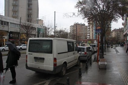 Otobüs durakları adeta otopark gibi kullanılıyor