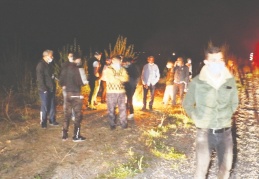 Otobüs önce yanlış yola girdi sonra yolcuları ile mahsur kaldı