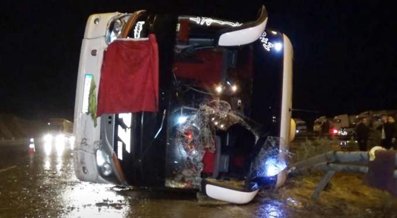 Otobüs takla attı, 13 yolcu yaralandı