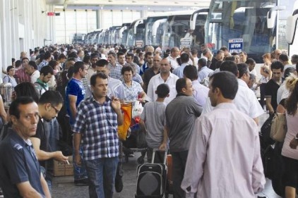 Otobüs, uçak ve trenler doldu