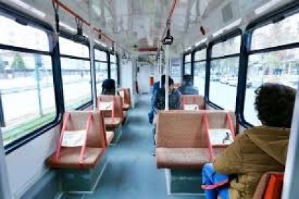 Otobüs ve tramvaylara sosyal mesafe şeridi