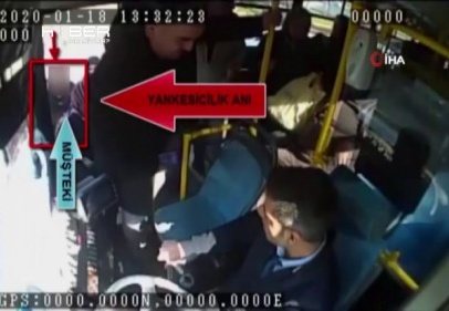 Otobüse binme bahanesiyle yolcunun telefonunu çaldı