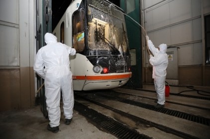 Otobüsler, tramvay ve duraklar temizlenerek dezenfekte ediliyor