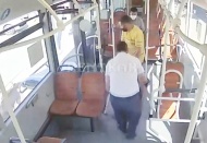 Otobüste ağrıdan bayılan kadının imdadına yetişti