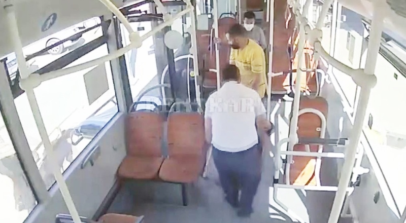 Otobüste ağrıdan bayılan kadının imdadına yetişti