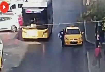 Otobüsten indi taksiye çarptı