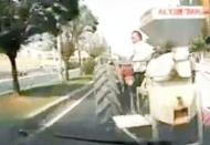 Otomobil, ani manevra yapan traktöre çarptı