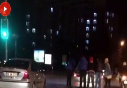 Otomobil arkasında tehlikeli yolculuk