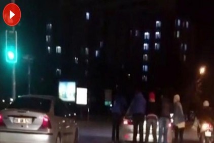 Otomobil arkasında tehlikeli yolculuk