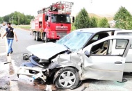 Otomobil bariyerlere çarptı, 4 yaralı var