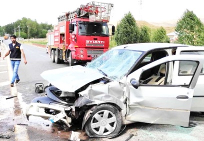 Otomobil bariyerlere çarptı, 4 yaralı var