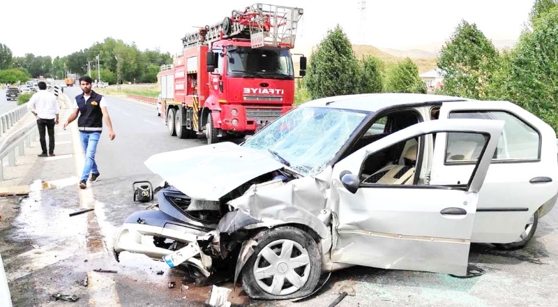 Otomobil bariyerlere çarptı, 4 yaralı var