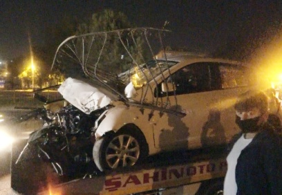 Otomobil bariyerlere ok gibi saplandı