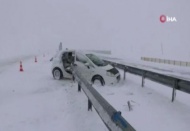 Otomobil bariyerlere saplandı: 1 ölü, 3 yaralı