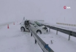 Otomobil bariyerlere saplandı: 1 ölü, 3 yaralı