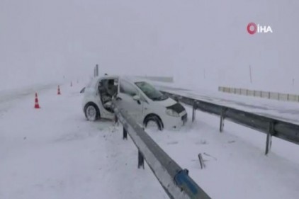 Otomobil bariyerlere saplandı: 1 ölü, 3 yaralı