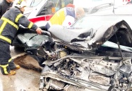 Otomobil çekiciye çarptı