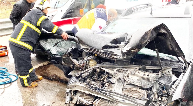 Otomobil çekiciye çarptı