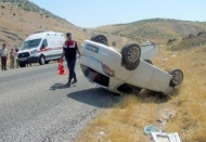 Otomobil devrildi, 2’si çocuk 4 kişi yaralandı 