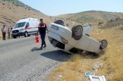 Otomobil devrildi, 2&#8217;si çocuk 4 kişi yaralandı 