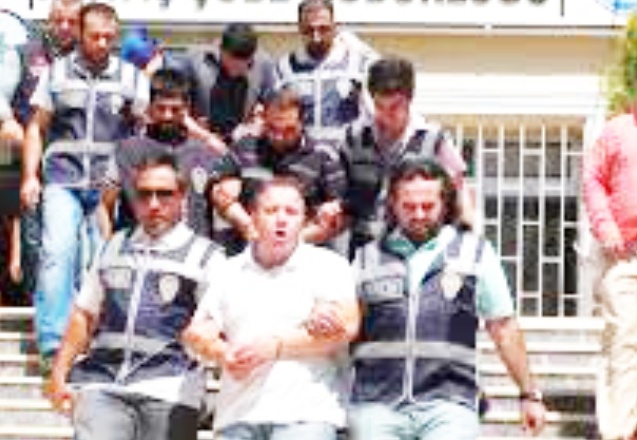 Otomobil hırsızları kovalamaca sonucu yakalandı