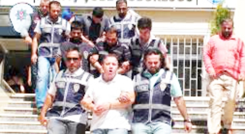 Otomobil hırsızları kovalamaca sonucu yakalandı